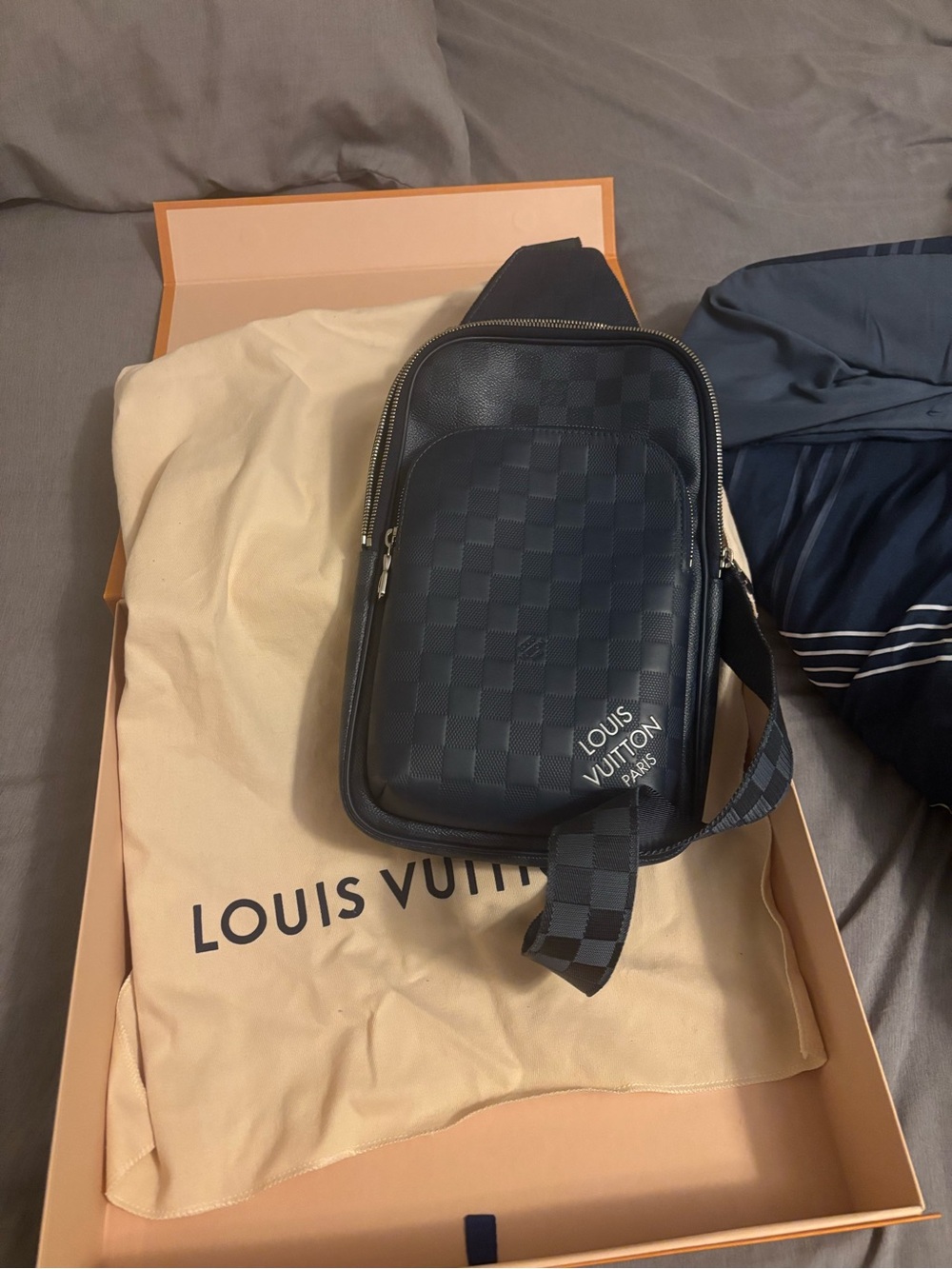 Louis Vuitton Black Damier Graphite Messenger Sling Bag - Picture 1 of 5